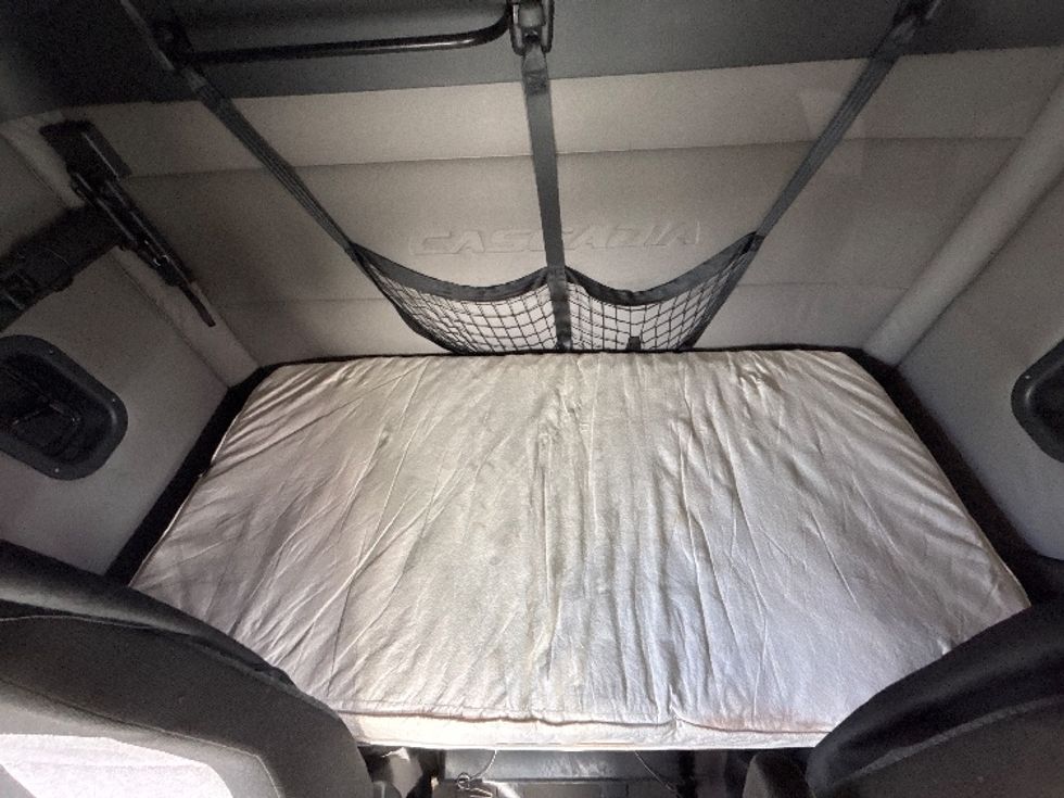 Sleeper Tractor-Heavy Duty Tractors-Freightliner-2019-T11662ST-Atlanta-GA-296,240\n\t\tmiles-$ 54,750 - Image 16