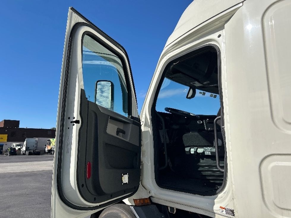 Sleeper Tractor-Heavy Duty Tractors-Freightliner-2019-T11662ST-Atlanta-GA-296,240\n\t\tmiles-$ 54,750 - Image 9