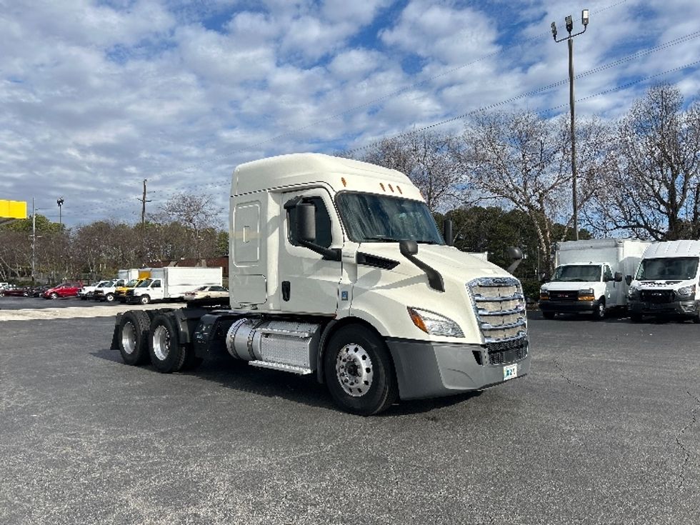 Sleeper Tractor-Heavy Duty Tractors-Freightliner-2019-T11662ST-Atlanta-GA-332,267\n\t\tmiles-$ 53,000 - Image 1