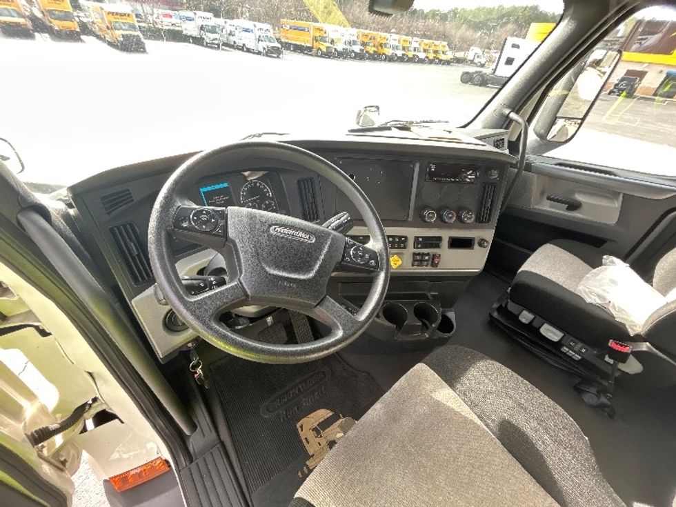 Sleeper Tractor-Heavy Duty Tractors-Freightliner-2019-T11662ST-Atlanta-GA-332,267\n\t\tmiles-$ 53,000 - Image 10