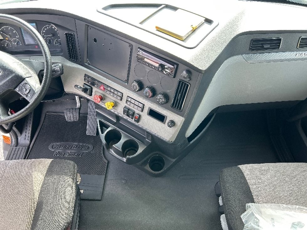 Sleeper Tractor-Heavy Duty Tractors-Freightliner-2019-T11662ST-Atlanta-GA-332,267\n\t\tmiles-$ 53,000 - Image 12