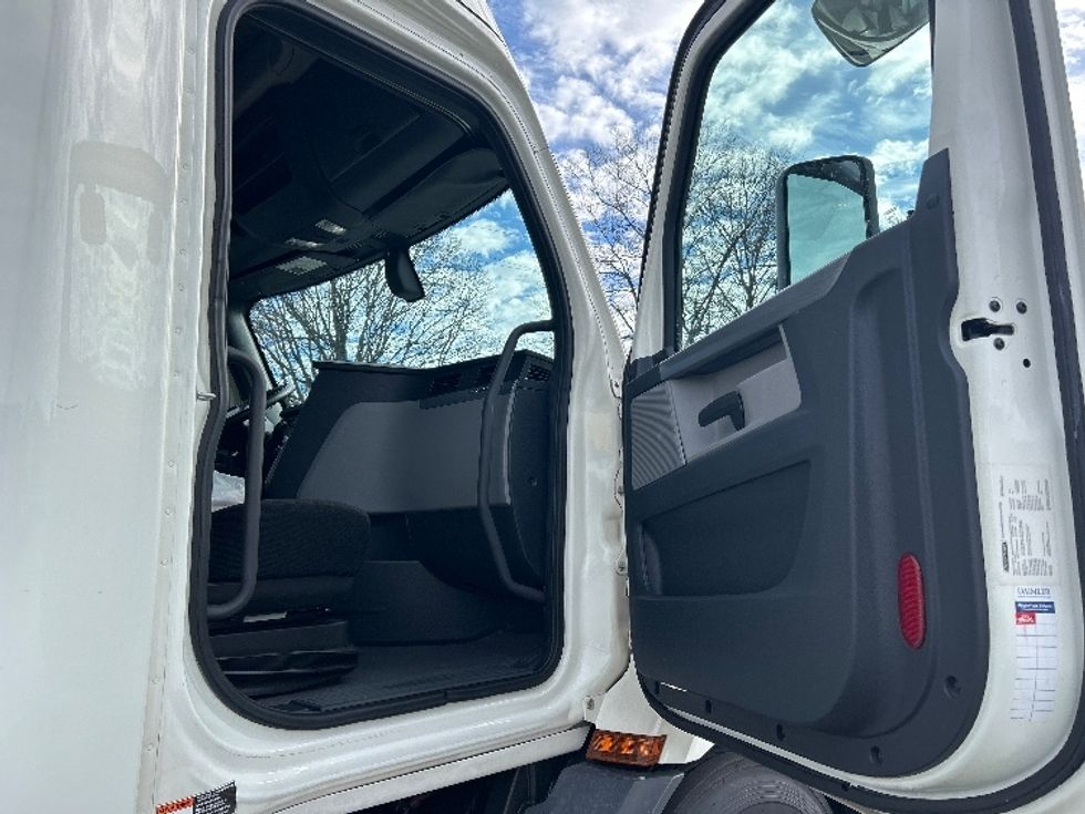 Sleeper Tractor-Heavy Duty Tractors-Freightliner-2019-T11662ST-Atlanta-GA-332,267\n\t\tmiles-$ 53,000 - Image 13