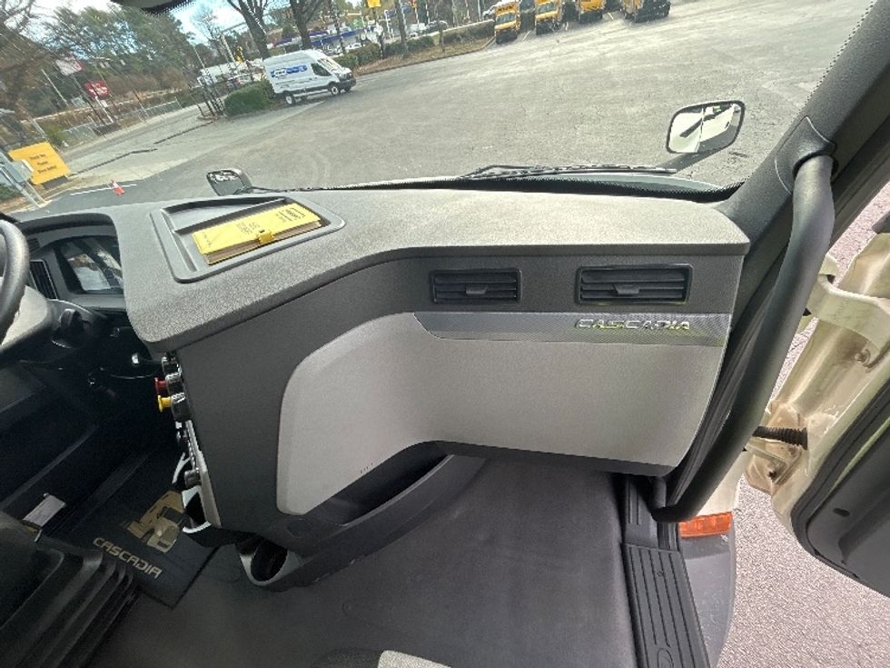 Sleeper Tractor-Heavy Duty Tractors-Freightliner-2019-T11662ST-Atlanta-GA-332,267\n\t\tmiles-$ 53,000 - Image 14