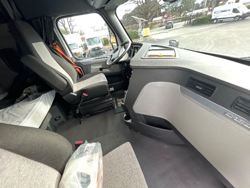 Sleeper Tractor-Heavy Duty Tractors-Freightliner-2019-T11662ST-Atlanta-GA-332,267\n\t\tmiles-$ 53,000 - Image 15