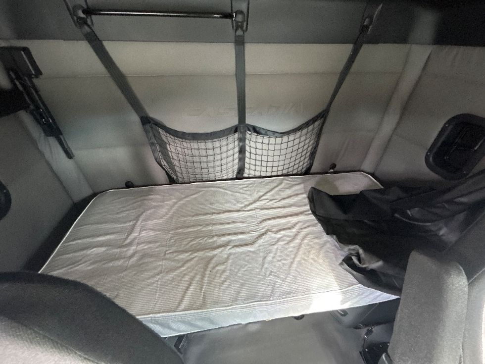 Sleeper Tractor-Heavy Duty Tractors-Freightliner-2019-T11662ST-Atlanta-GA-332,267\n\t\tmiles-$ 53,000 - Image 16