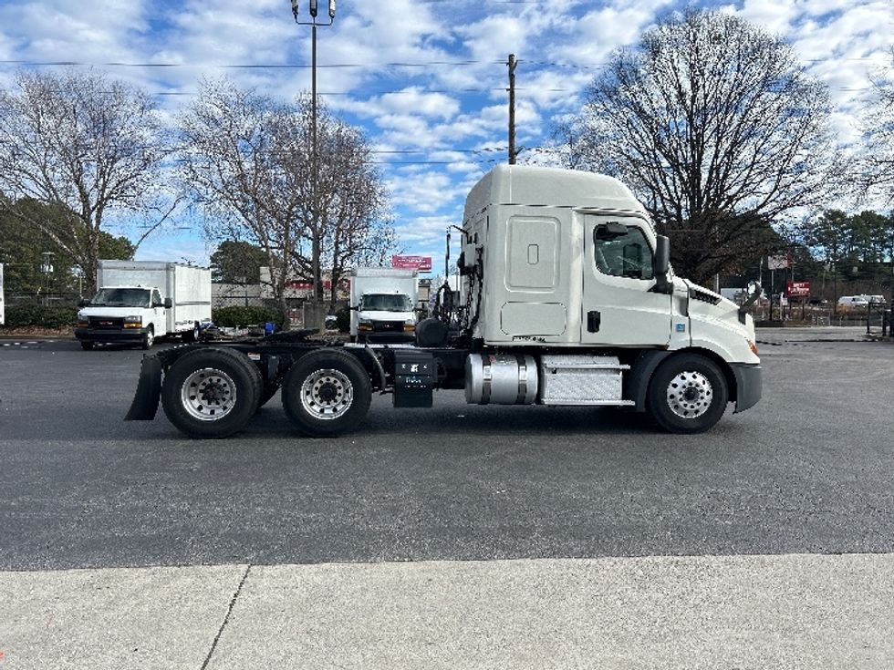 Sleeper Tractor-Heavy Duty Tractors-Freightliner-2019-T11662ST-Atlanta-GA-332,267\n\t\tmiles-$ 53,000 - Image 8