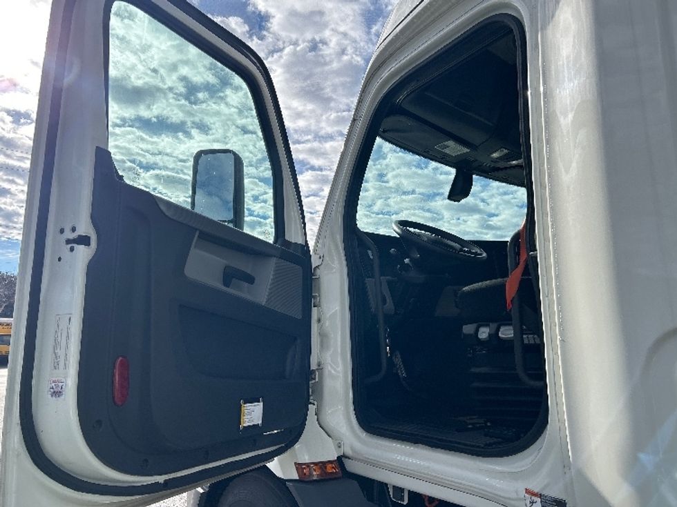 Sleeper Tractor-Heavy Duty Tractors-Freightliner-2019-T11662ST-Atlanta-GA-332,267\n\t\tmiles-$ 53,000 - Image 9