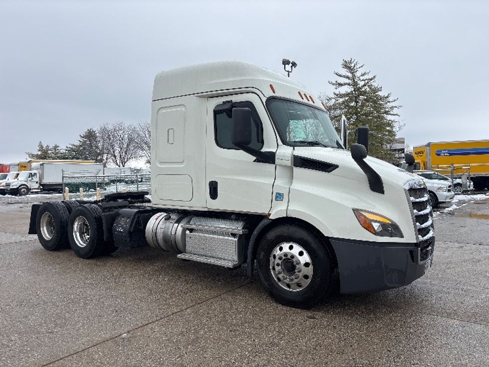 Sleeper Tractor-Heavy Duty Tractors-Freightliner-2019-T11662ST-Moberly-MO-328,200\n\t\tmiles-$ 56,750 - Image 1