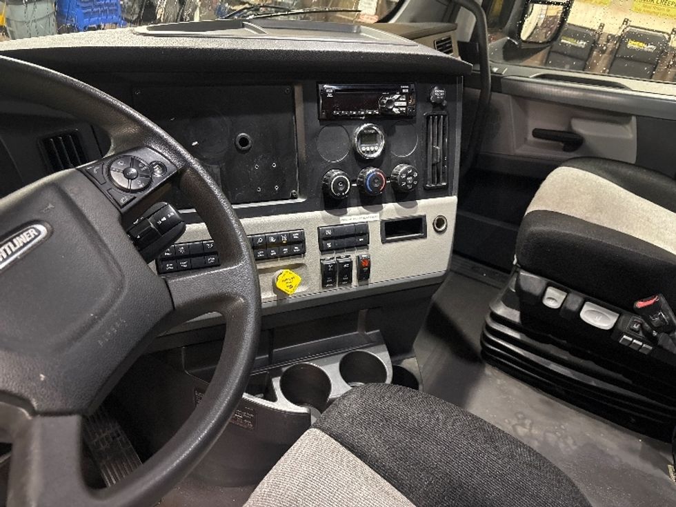 Sleeper Tractor-Heavy Duty Tractors-Freightliner-2019-T11662ST-Moberly-MO-328,200\n\t\tmiles-$ 56,750 - Image 10