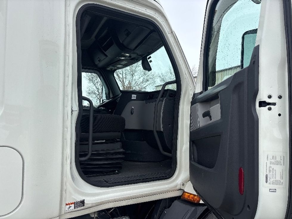 Sleeper Tractor-Heavy Duty Tractors-Freightliner-2019-T11662ST-Moberly-MO-328,200\n\t\tmiles-$ 56,750 - Image 13