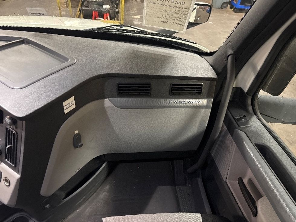 Sleeper Tractor-Heavy Duty Tractors-Freightliner-2019-T11662ST-Moberly-MO-328,200\n\t\tmiles-$ 56,750 - Image 14