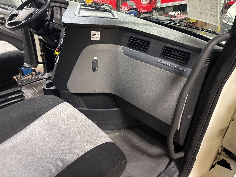 Sleeper Tractor-Heavy Duty Tractors-Freightliner-2019-T11662ST-Moberly-MO-328,200\n\t\tmiles-$ 56,750 - Image 15