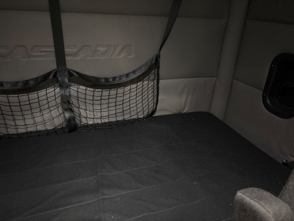 Sleeper Tractor-Heavy Duty Tractors-Freightliner-2019-T11662ST-Moberly-MO-328,200\n\t\tmiles-$ 56,750 - Image 17