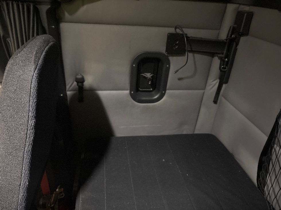 Sleeper Tractor-Heavy Duty Tractors-Freightliner-2019-T11662ST-Moberly-MO-328,200\n\t\tmiles-$ 56,750 - Image 19