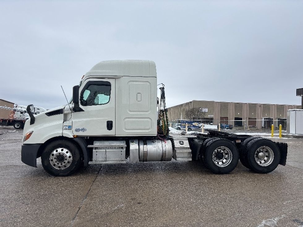 Sleeper Tractor-Heavy Duty Tractors-Freightliner-2019-T11662ST-Moberly-MO-328,200\n\t\tmiles-$ 56,750 - Image 4