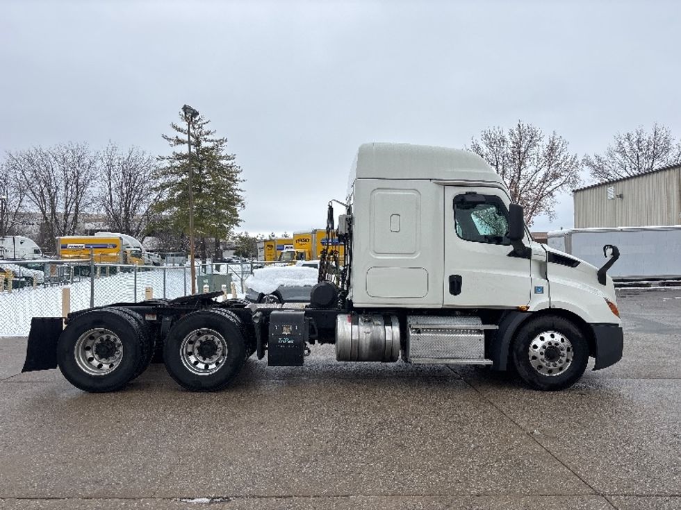 Sleeper Tractor-Heavy Duty Tractors-Freightliner-2019-T11662ST-Moberly-MO-328,200\n\t\tmiles-$ 56,750 - Image 8