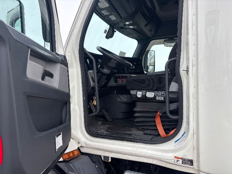 Sleeper Tractor-Heavy Duty Tractors-Freightliner-2019-T11662ST-Moberly-MO-328,200\n\t\tmiles-$ 56,750 - Image 9