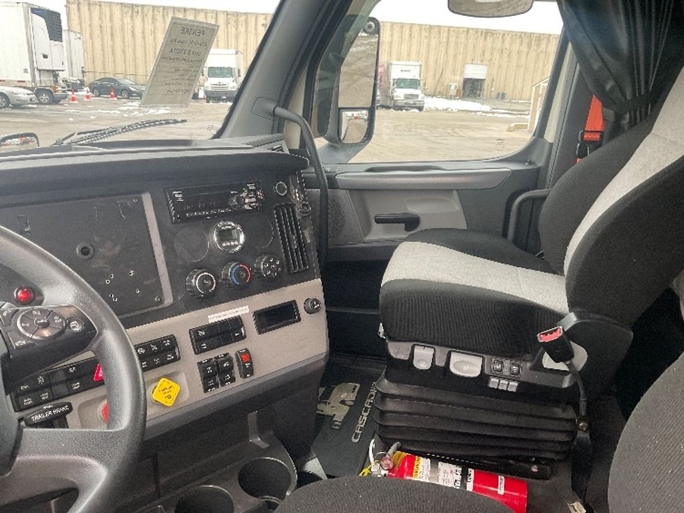 Sleeper Tractor-Heavy Duty Tractors-Freightliner-2019-T11662ST-Moberly-MO-376,365\n\t\tmiles-$ 54,250 - Image 10