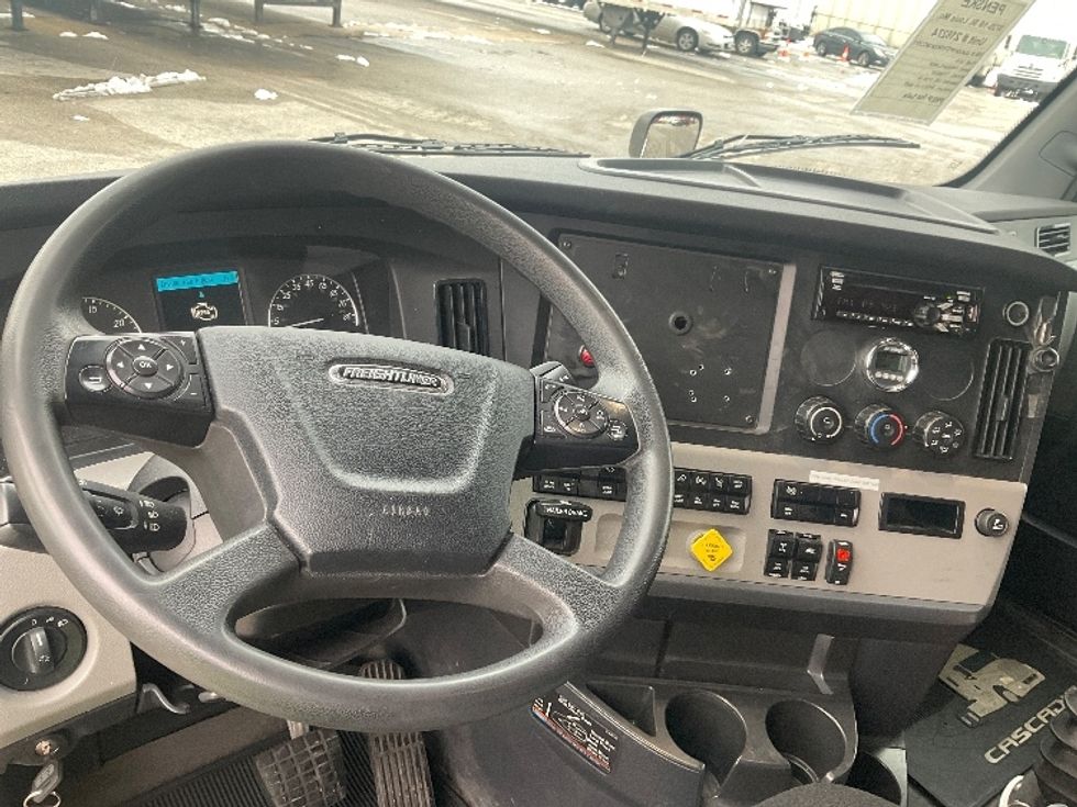 Sleeper Tractor-Heavy Duty Tractors-Freightliner-2019-T11662ST-Moberly-MO-376,365\n\t\tmiles-$ 54,250 - Image 11