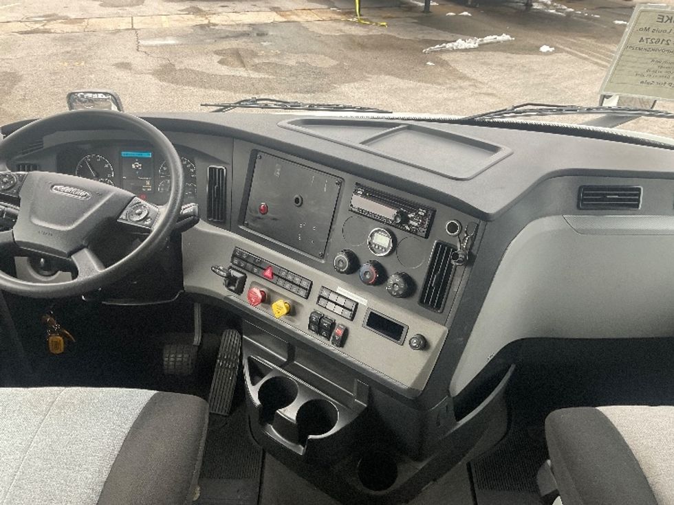 Sleeper Tractor-Heavy Duty Tractors-Freightliner-2019-T11662ST-Moberly-MO-376,365\n\t\tmiles-$ 54,250 - Image 12