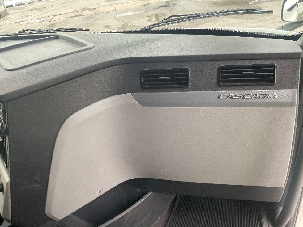 Sleeper Tractor-Heavy Duty Tractors-Freightliner-2019-T11662ST-Moberly-MO-376,365\n\t\tmiles-$ 54,250 - Image 14