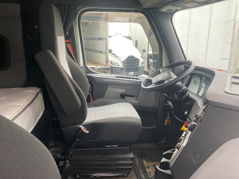 Sleeper Tractor-Heavy Duty Tractors-Freightliner-2019-T11662ST-Moberly-MO-376,365\n\t\tmiles-$ 54,250 - Image 15