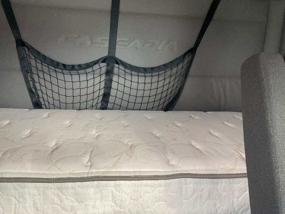 Sleeper Tractor-Heavy Duty Tractors-Freightliner-2019-T11662ST-Moberly-MO-376,365\n\t\tmiles-$ 54,250 - Image 16