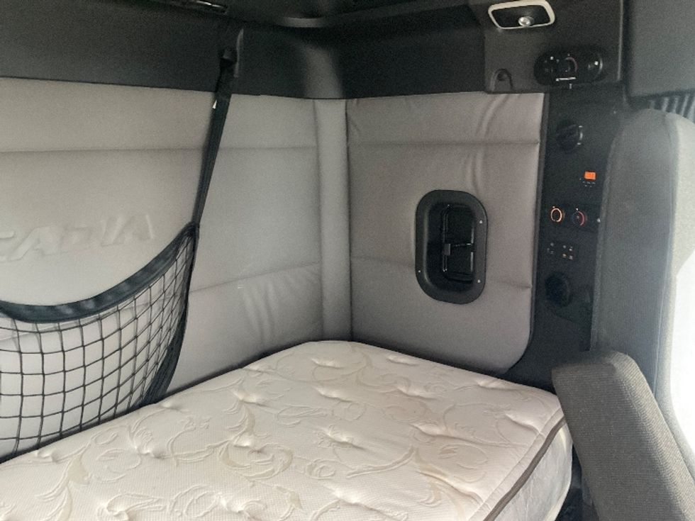 Sleeper Tractor-Heavy Duty Tractors-Freightliner-2019-T11662ST-Moberly-MO-376,365\n\t\tmiles-$ 54,250 - Image 18