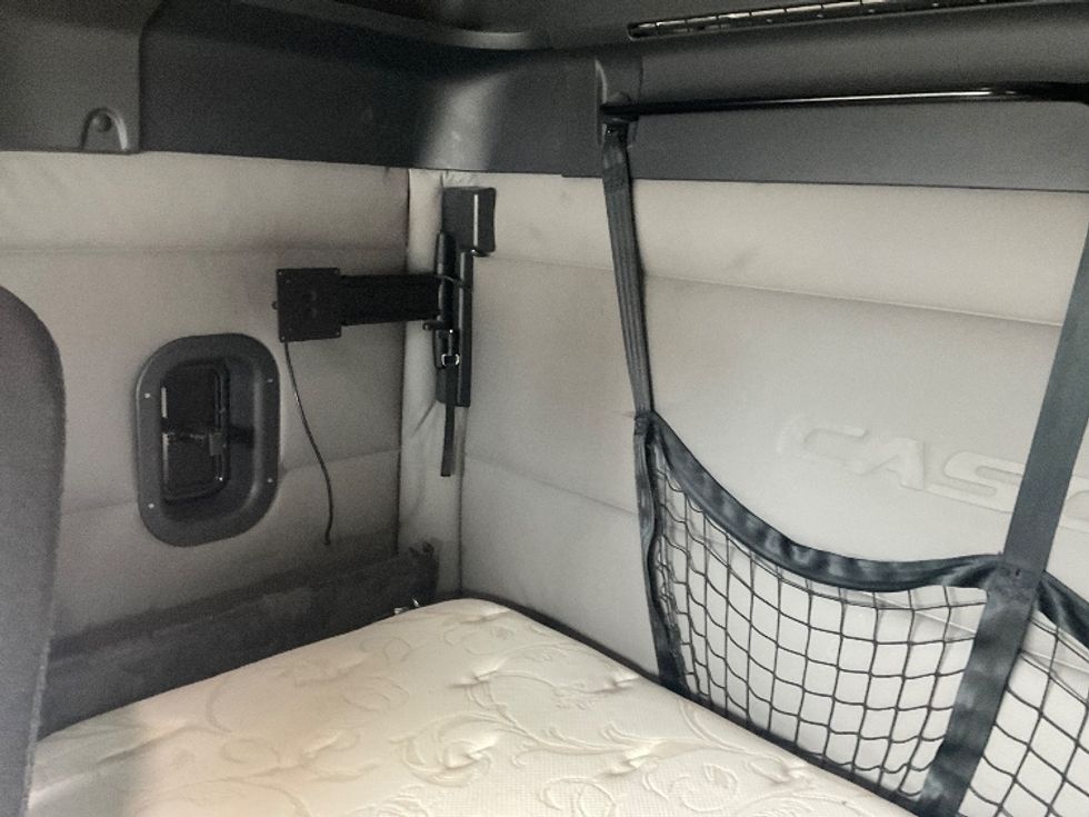 Sleeper Tractor-Heavy Duty Tractors-Freightliner-2019-T11662ST-Moberly-MO-376,365\n\t\tmiles-$ 54,250 - Image 19