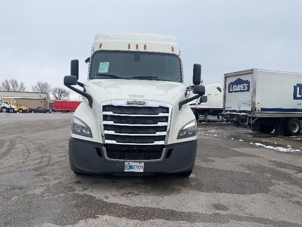 Sleeper Tractor-Heavy Duty Tractors-Freightliner-2019-T11662ST-Moberly-MO-376,365\n\t\tmiles-$ 54,250 - Image 2