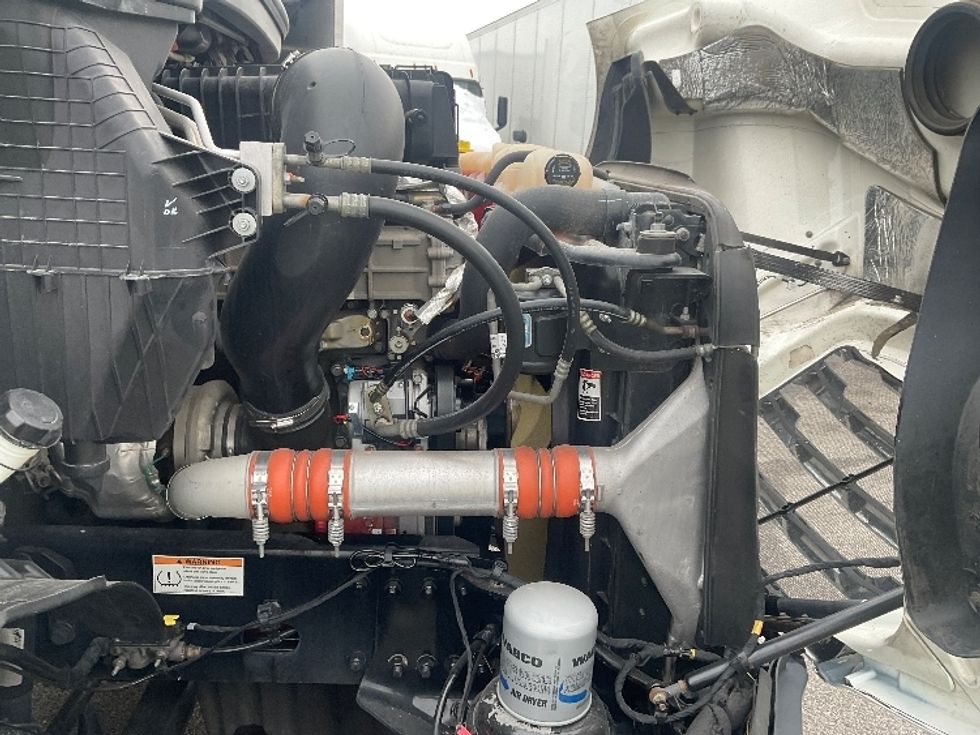 Sleeper Tractor-Heavy Duty Tractors-Freightliner-2019-T11662ST-Moberly-MO-376,365\n\t\tmiles-$ 54,250 - Image 20