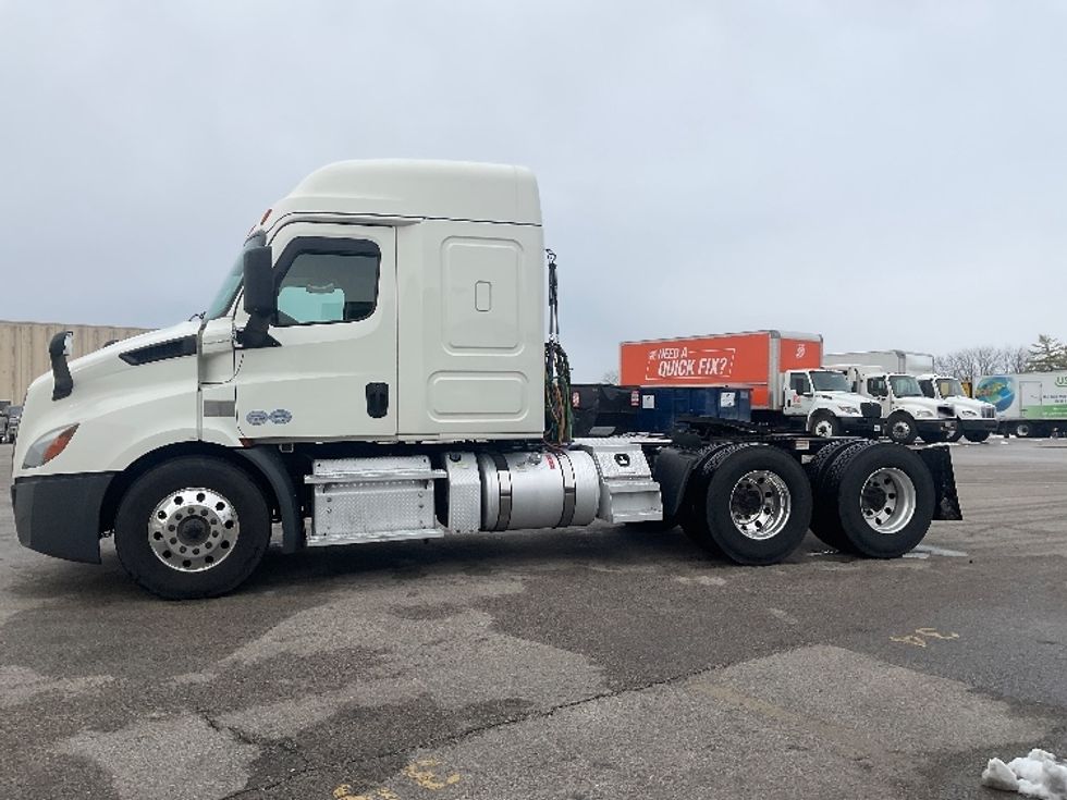 Sleeper Tractor-Heavy Duty Tractors-Freightliner-2019-T11662ST-Moberly-MO-376,365\n\t\tmiles-$ 54,250 - Image 4