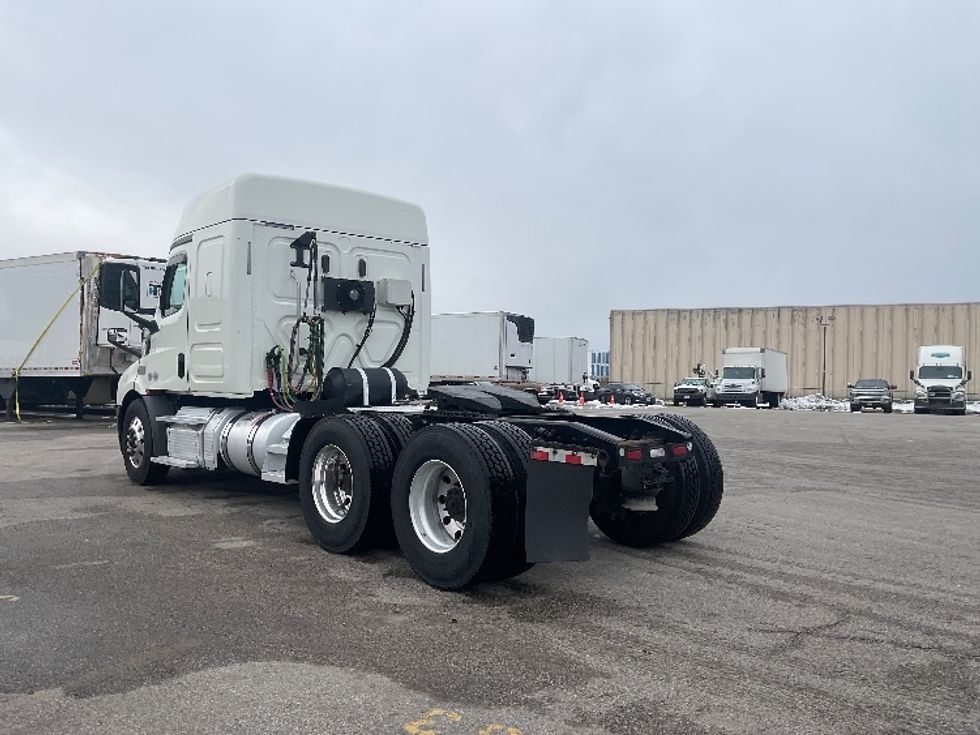 Sleeper Tractor-Heavy Duty Tractors-Freightliner-2019-T11662ST-Moberly-MO-376,365\n\t\tmiles-$ 54,250 - Image 5