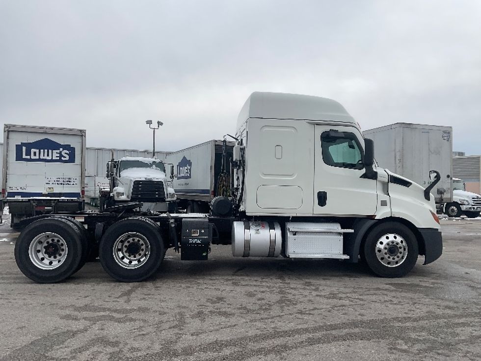 Sleeper Tractor-Heavy Duty Tractors-Freightliner-2019-T11662ST-Moberly-MO-376,365\n\t\tmiles-$ 54,250 - Image 8