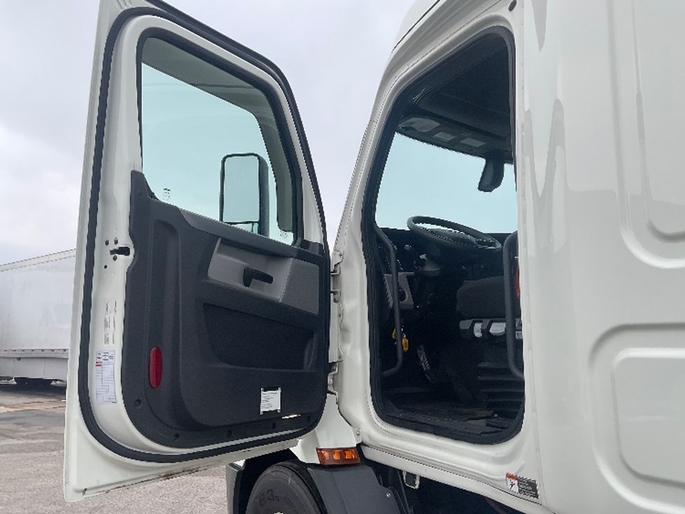 Sleeper Tractor-Heavy Duty Tractors-Freightliner-2019-T11662ST-Moberly-MO-376,365\n\t\tmiles-$ 54,250 - Image 9