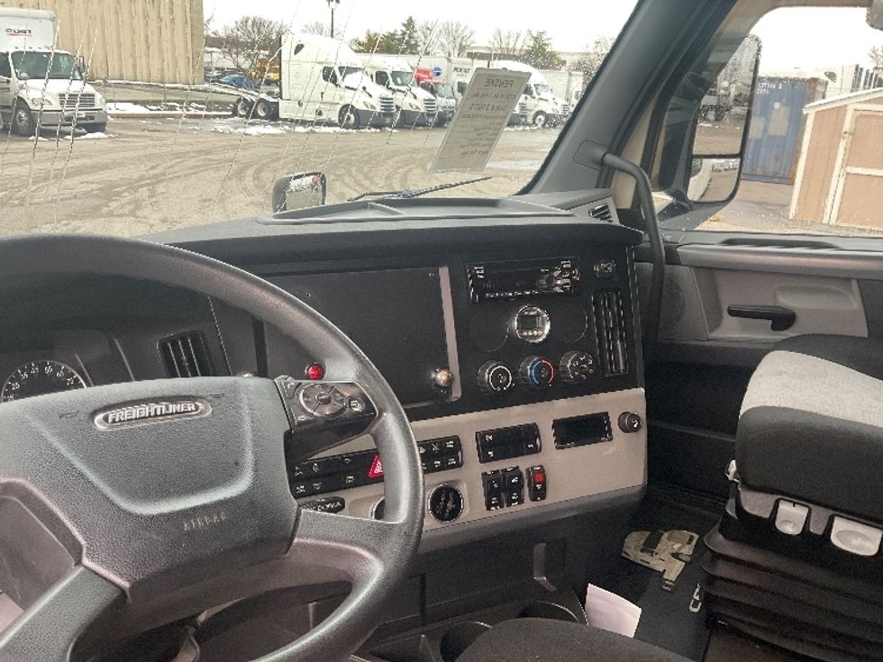 Sleeper Tractor-Heavy Duty Tractors-Freightliner-2019-T11662ST-Moberly-MO-407,457\n\t\tmiles-$ 51,000 - Image 10