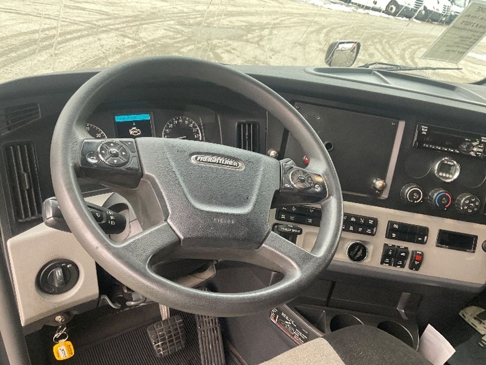 Sleeper Tractor-Heavy Duty Tractors-Freightliner-2019-T11662ST-Moberly-MO-407,457\n\t\tmiles-$ 51,000 - Image 11
