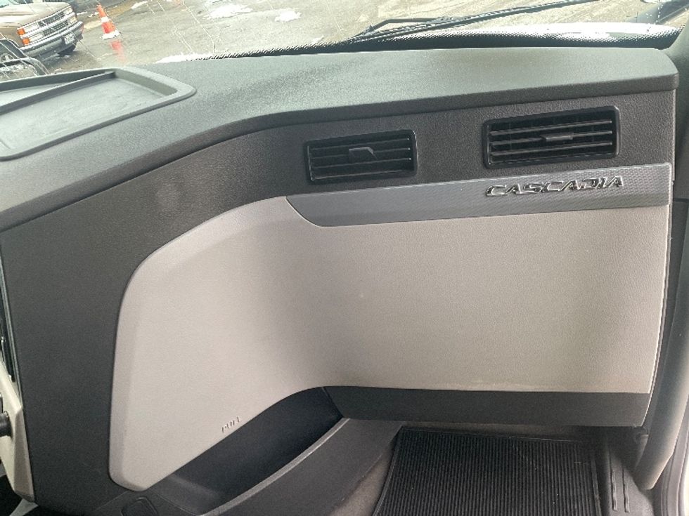 Sleeper Tractor-Heavy Duty Tractors-Freightliner-2019-T11662ST-Moberly-MO-407,457\n\t\tmiles-$ 51,000 - Image 14