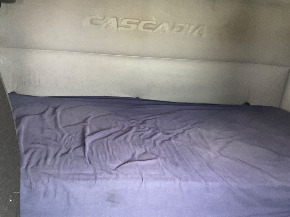 Sleeper Tractor-Heavy Duty Tractors-Freightliner-2019-T11662ST-Moberly-MO-407,457\n\t\tmiles-$ 51,000 - Image 16