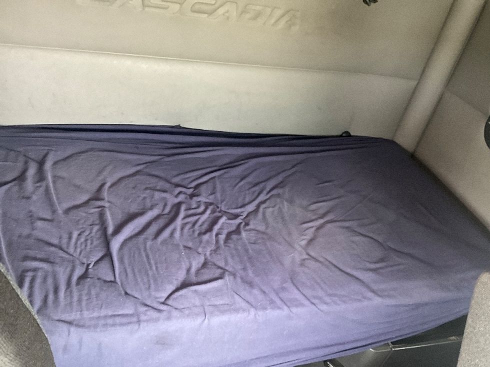 Sleeper Tractor-Heavy Duty Tractors-Freightliner-2019-T11662ST-Moberly-MO-407,457\n\t\tmiles-$ 51,000 - Image 17