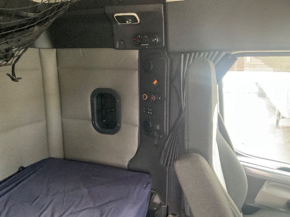 Sleeper Tractor-Heavy Duty Tractors-Freightliner-2019-T11662ST-Moberly-MO-407,457\n\t\tmiles-$ 51,000 - Image 18