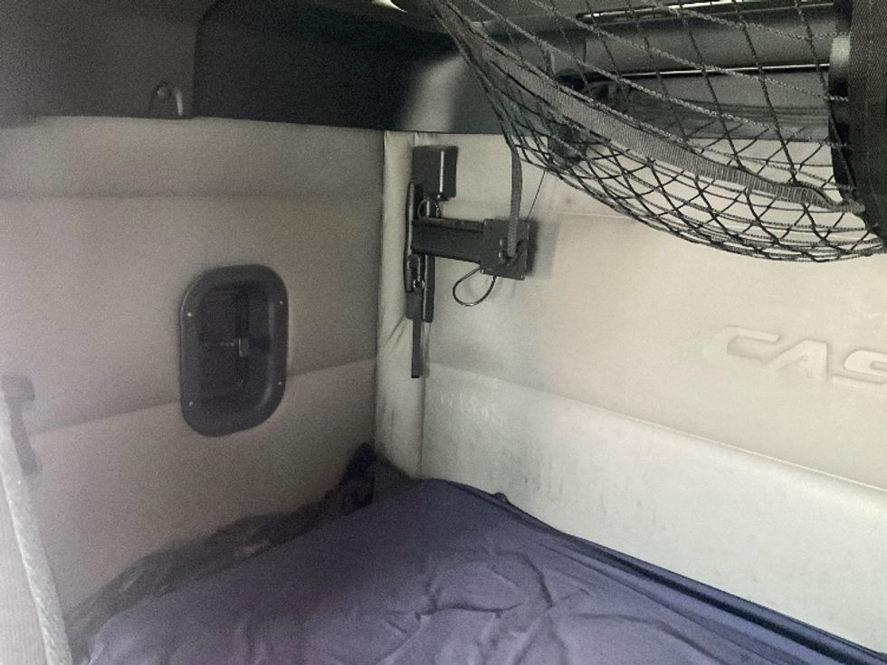 Sleeper Tractor-Heavy Duty Tractors-Freightliner-2019-T11662ST-Moberly-MO-407,457\n\t\tmiles-$ 51,000 - Image 19