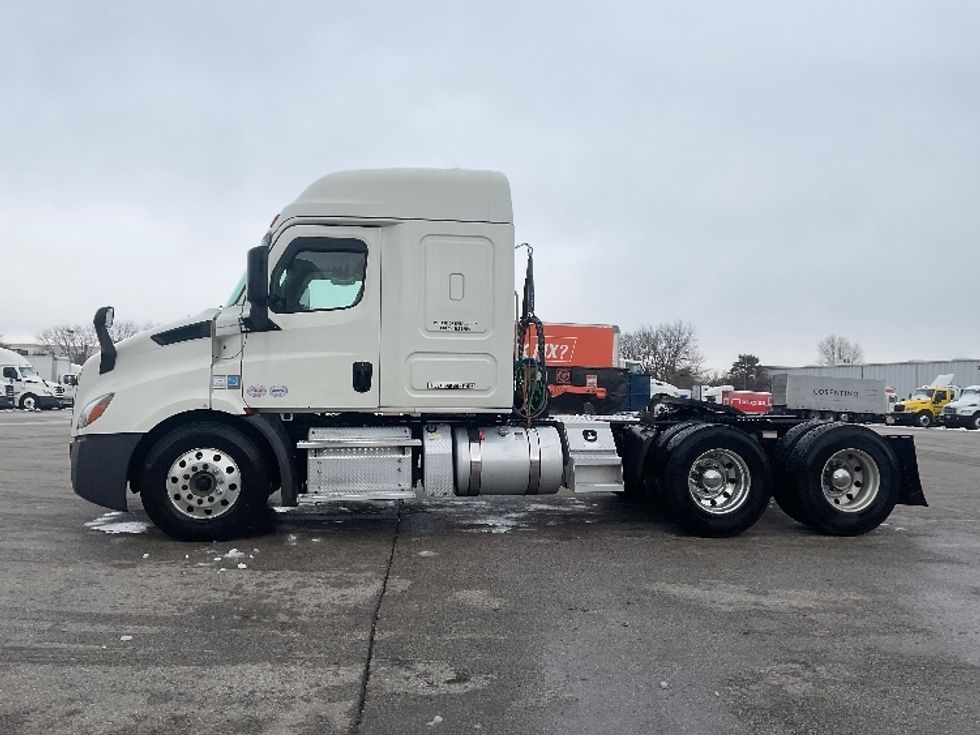 Sleeper Tractor-Heavy Duty Tractors-Freightliner-2019-T11662ST-Moberly-MO-407,457\n\t\tmiles-$ 51,000 - Image 4