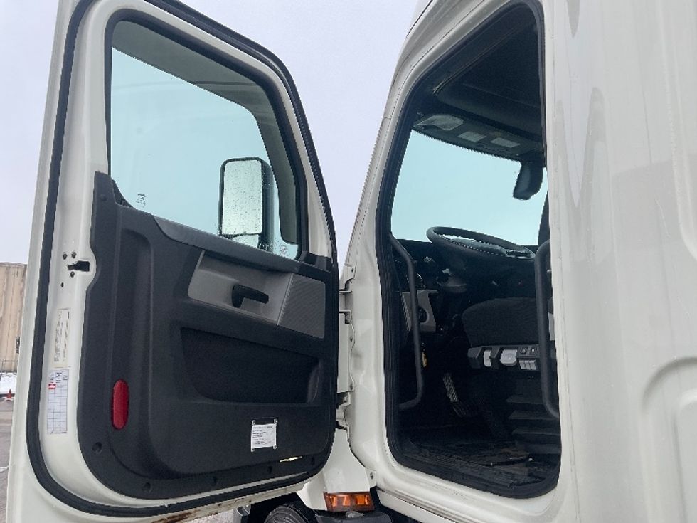 Sleeper Tractor-Heavy Duty Tractors-Freightliner-2019-T11662ST-Moberly-MO-407,457\n\t\tmiles-$ 51,000 - Image 9