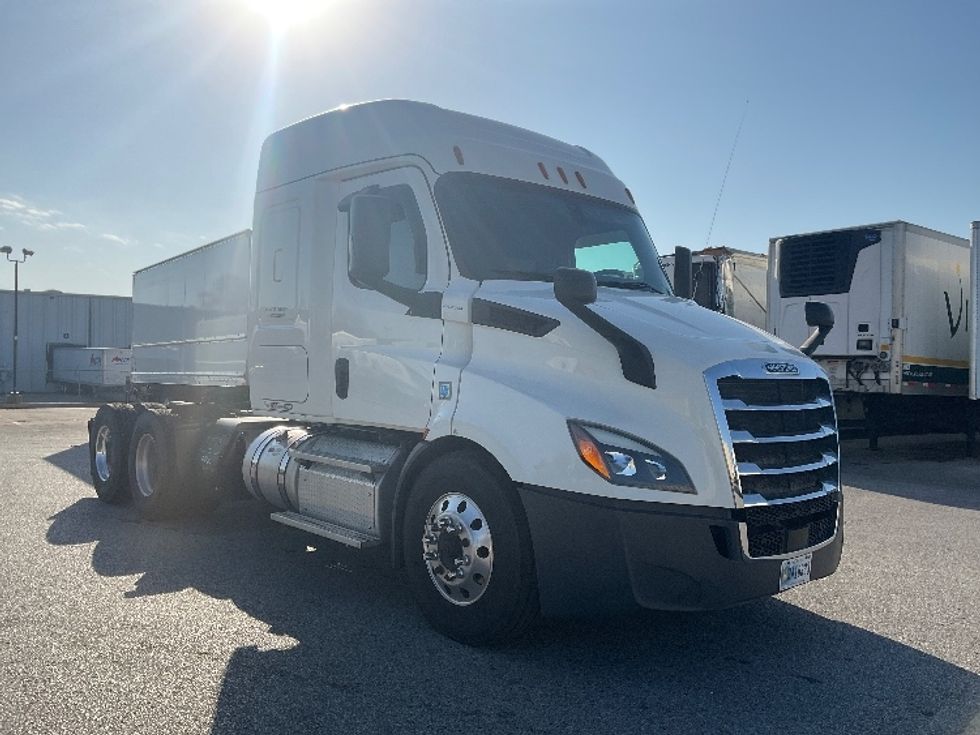 Sleeper Tractor-Heavy Duty Tractors-Freightliner-2019-T11662ST-Moberly-MO-428,811\n\t\tmiles-$ 53,000 - Image 1