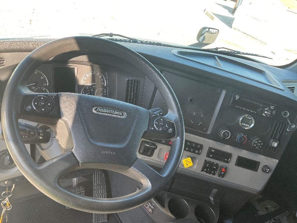 Sleeper Tractor-Heavy Duty Tractors-Freightliner-2019-T11662ST-Moberly-MO-428,811\n\t\tmiles-$ 53,000 - Image 11