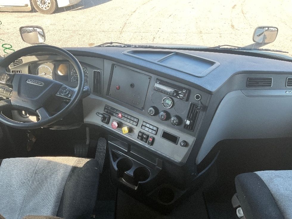 Sleeper Tractor-Heavy Duty Tractors-Freightliner-2019-T11662ST-Moberly-MO-428,811\n\t\tmiles-$ 53,000 - Image 12