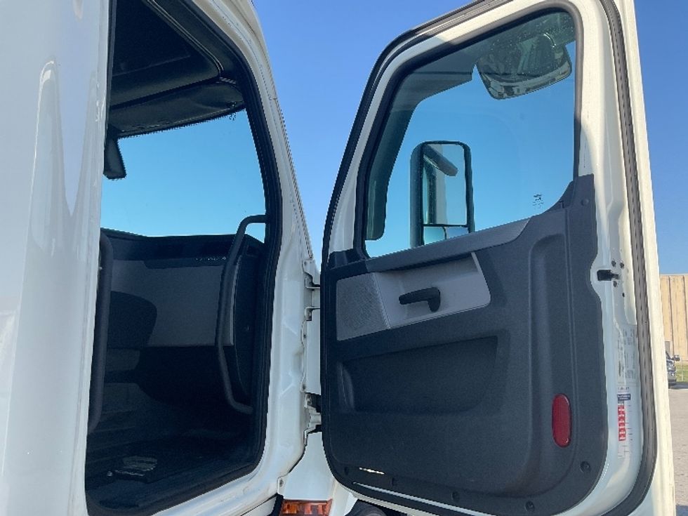 Sleeper Tractor-Heavy Duty Tractors-Freightliner-2019-T11662ST-Moberly-MO-428,811\n\t\tmiles-$ 53,000 - Image 13