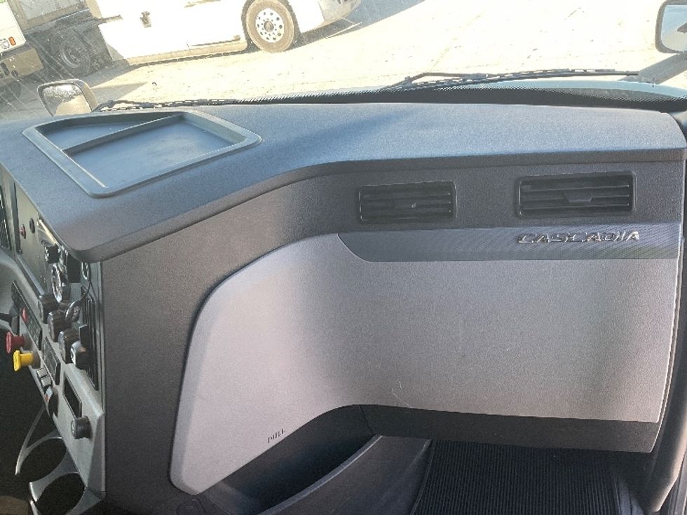 Sleeper Tractor-Heavy Duty Tractors-Freightliner-2019-T11662ST-Moberly-MO-428,811\n\t\tmiles-$ 53,000 - Image 14