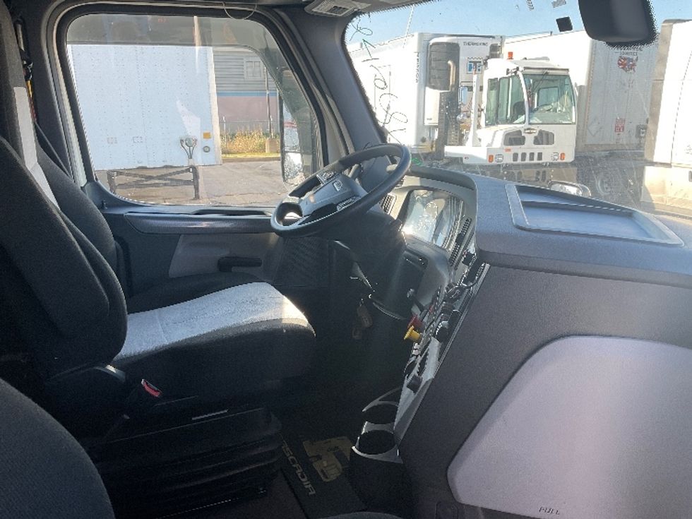 Sleeper Tractor-Heavy Duty Tractors-Freightliner-2019-T11662ST-Moberly-MO-428,811\n\t\tmiles-$ 53,000 - Image 15